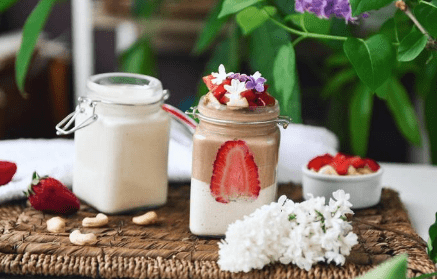 Fitness recipe: Vegan cup with homemade cashew yogurt