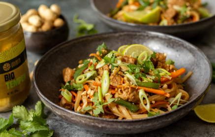 Fitness Recipe: Pad Thai Noodles with Tempeh and Fresh Vegetables