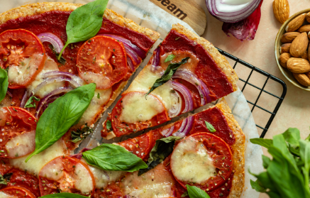 Fitness Recipe: Easy Flourless Pizza with Mozzarella, Almonds and Yoghurt