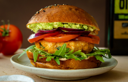 Fitness Recipe: Juicy Chicken Burger with Avocado and Yoghurt Dressing