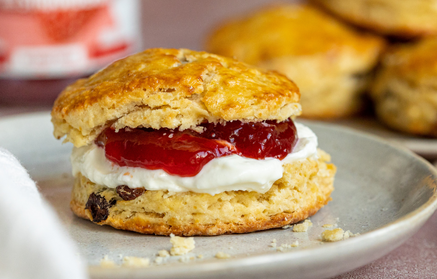 Fitness Recipe: Scones with Quark and Strawberry Filling