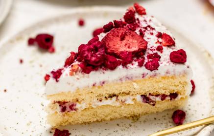 Fitness Recipe: Sponge Cake with Quark Cream and Strawberries